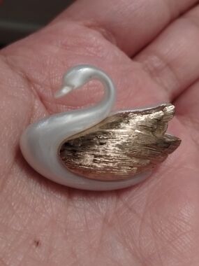 Small Vintage Avon Brooch White Swan With Gold Tone Wing